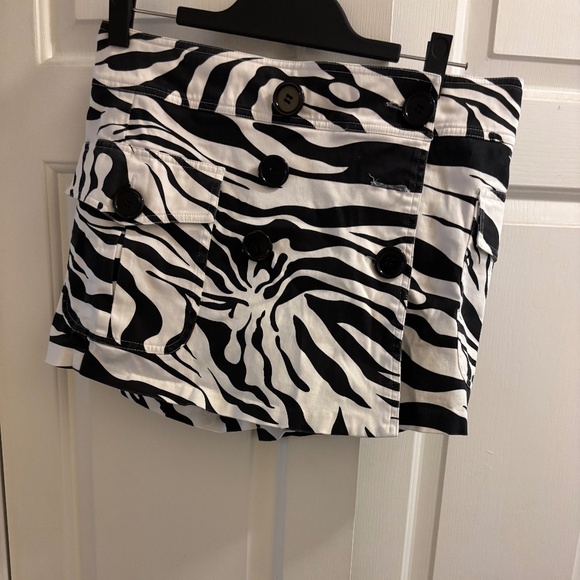 Beautiful Black & White Geometric Pattern Cache Skorts Size 8 - Picture 1 of 6